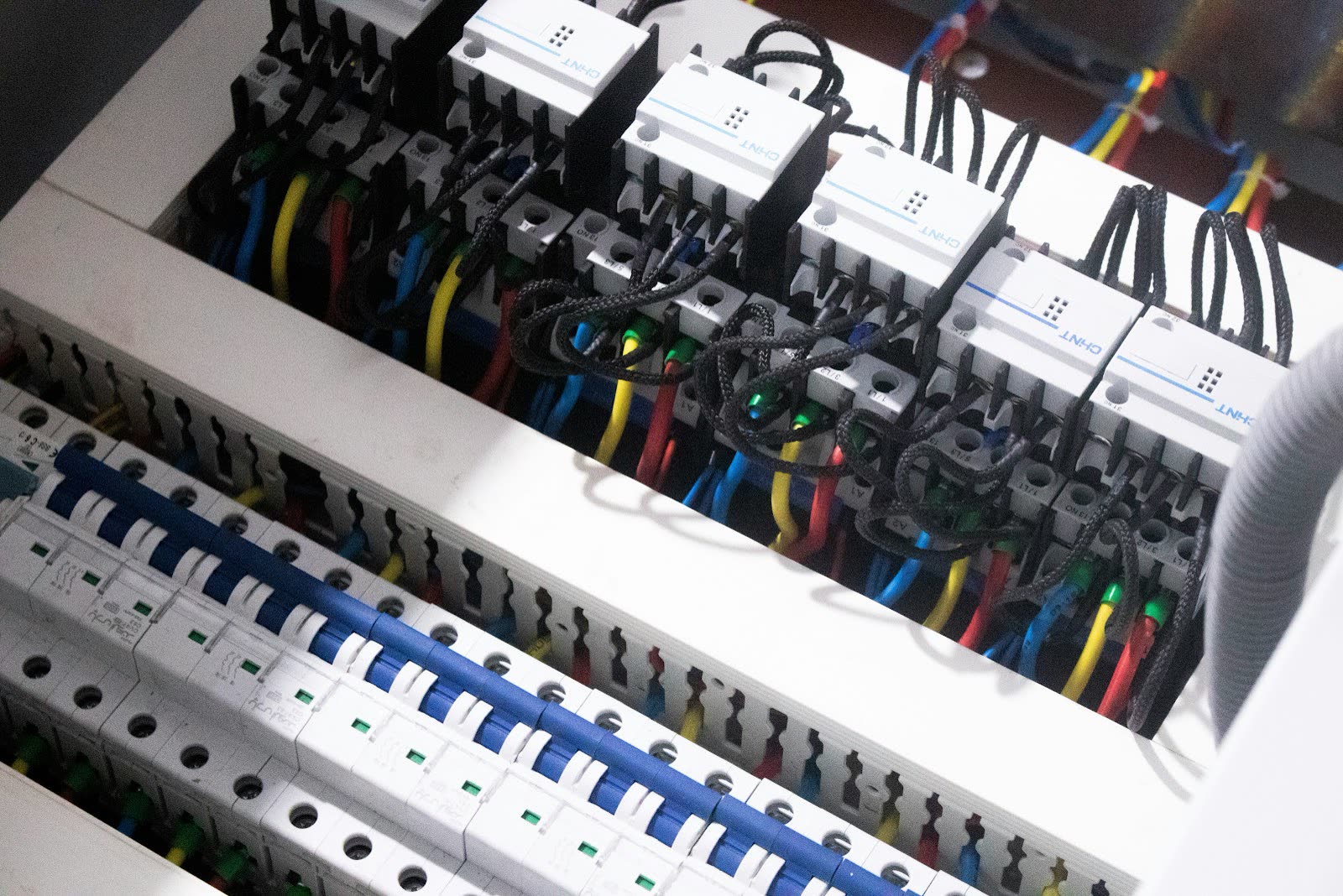 Tableau électrique câblé avec disjoncteurs et protections